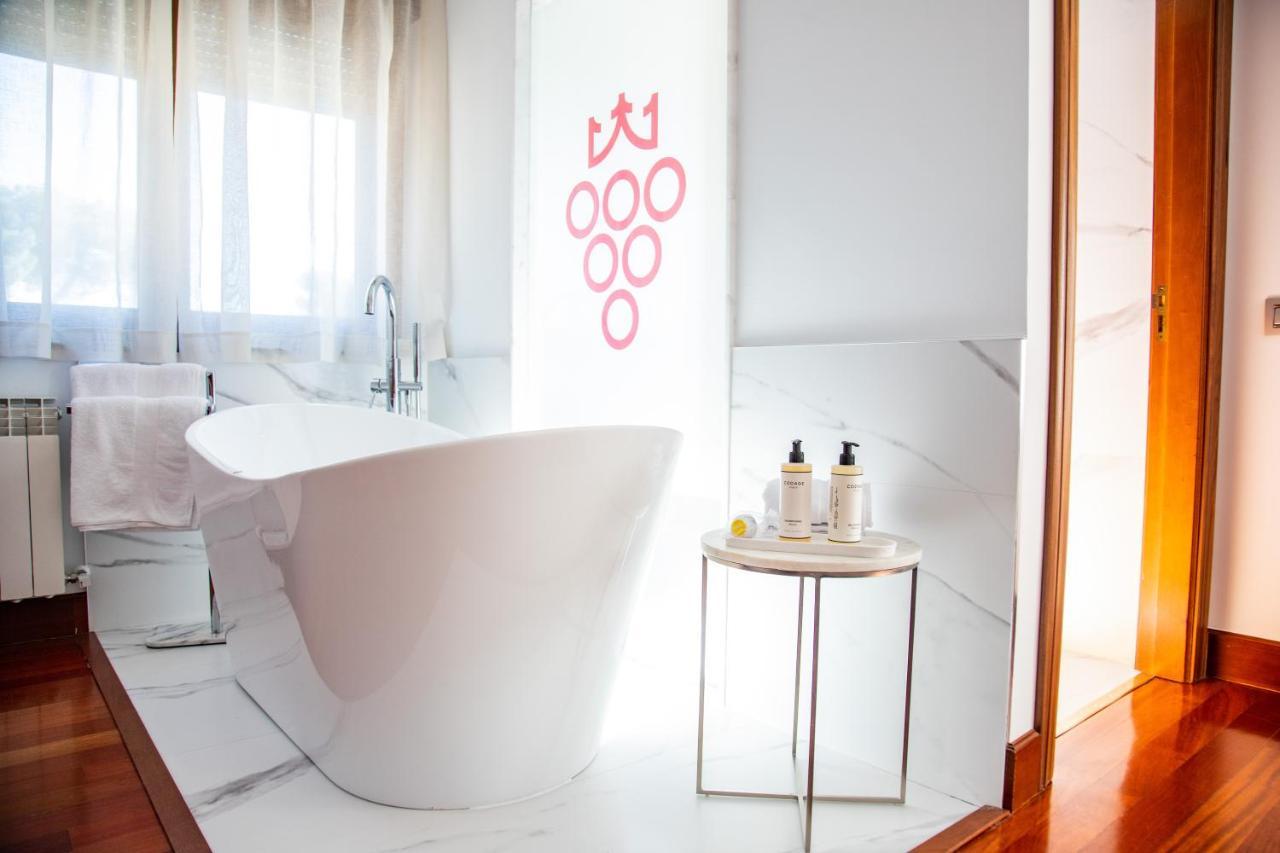 Deluxe Suite Spa Bath